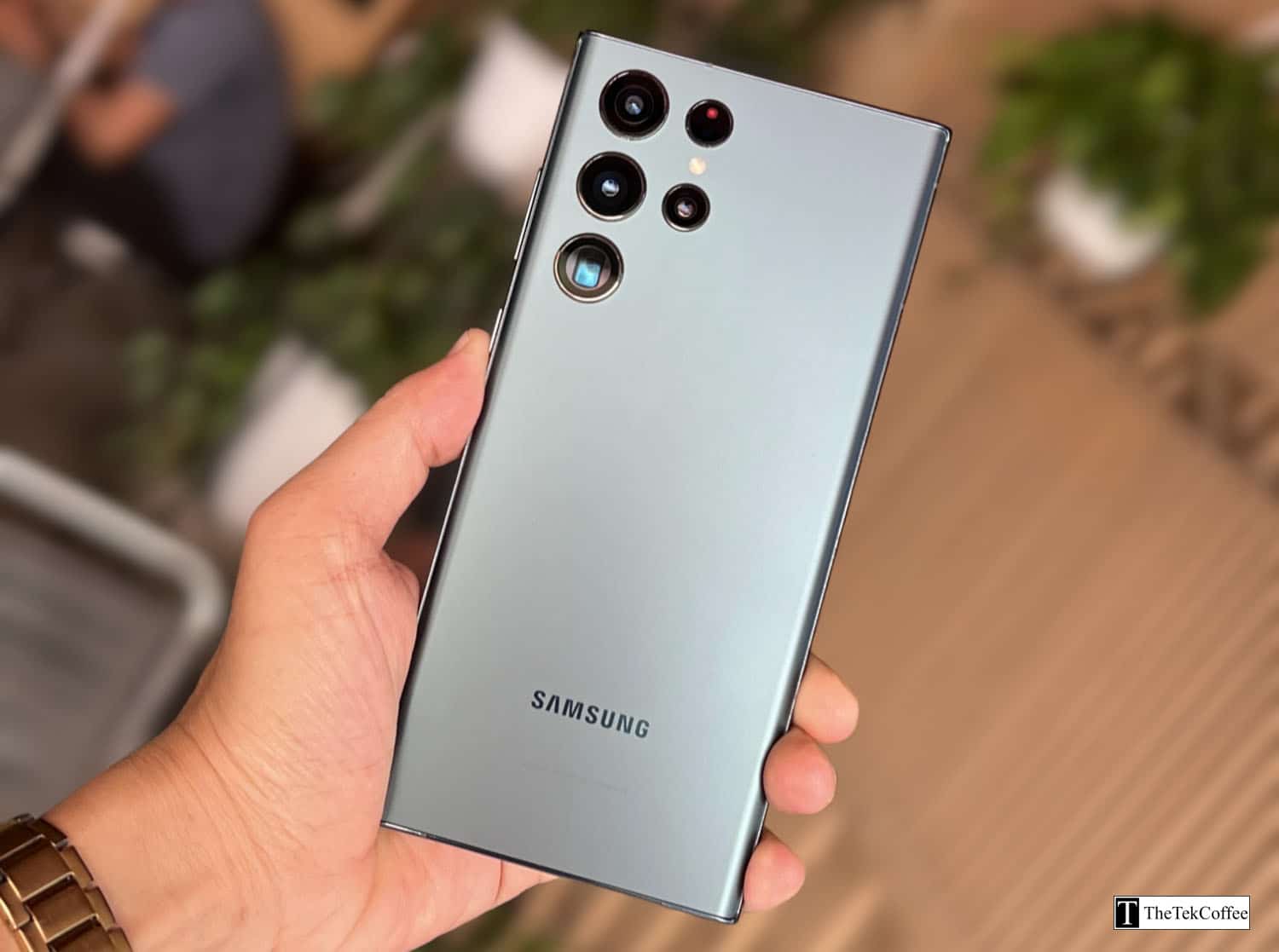 Samsung Galaxy S22 Ultra là điện thoại thông minh cao cấp mới nhất của Samsung. Nó được trang bị các tính năng và thông số kỹ thuật hàng đầu, bao gồm màn hình Super AMOLED 6,8 inch, camera quad 108MP, chip xử lý Snapdragon 8 Gen 1 và pin 5.000mAh. Nếu bạn đang sở hữu một chiếc điện thoại thông minh tốt nhất trên thị trường hiện nay thì hãy xem 4 mẹo sử dụng Samsung Galaxy S22 Ultra hiệu quả nhất để áp dụng