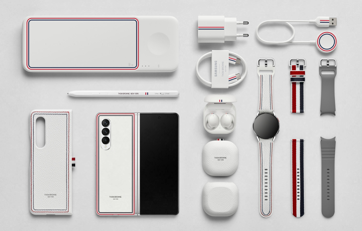 Phụ kiện kèm theo Galaxy Z Fold3 Thom Browne Edition