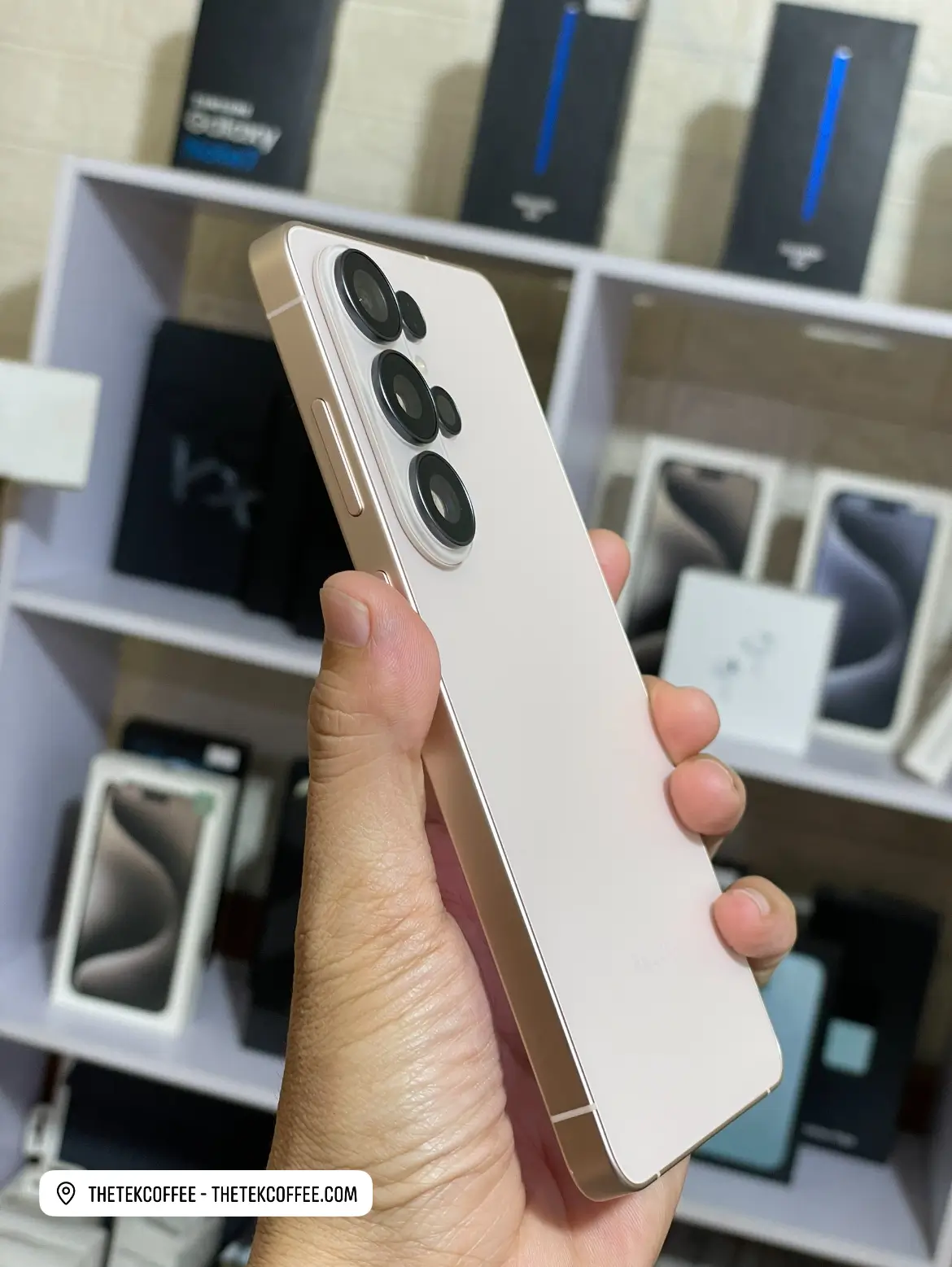 Galaxy S26 Ultra Vàng Hồng màu độc quyền với camera 200MP, Snapdragon 8 Elite Gen 5 for Galaxy, Galaxy AI và màn hình 6.9 inch Dynamic AMOLED 2X. Mua chính hãng tại TheTekCoffee, hỗ trợ thu cũ đổi mới.