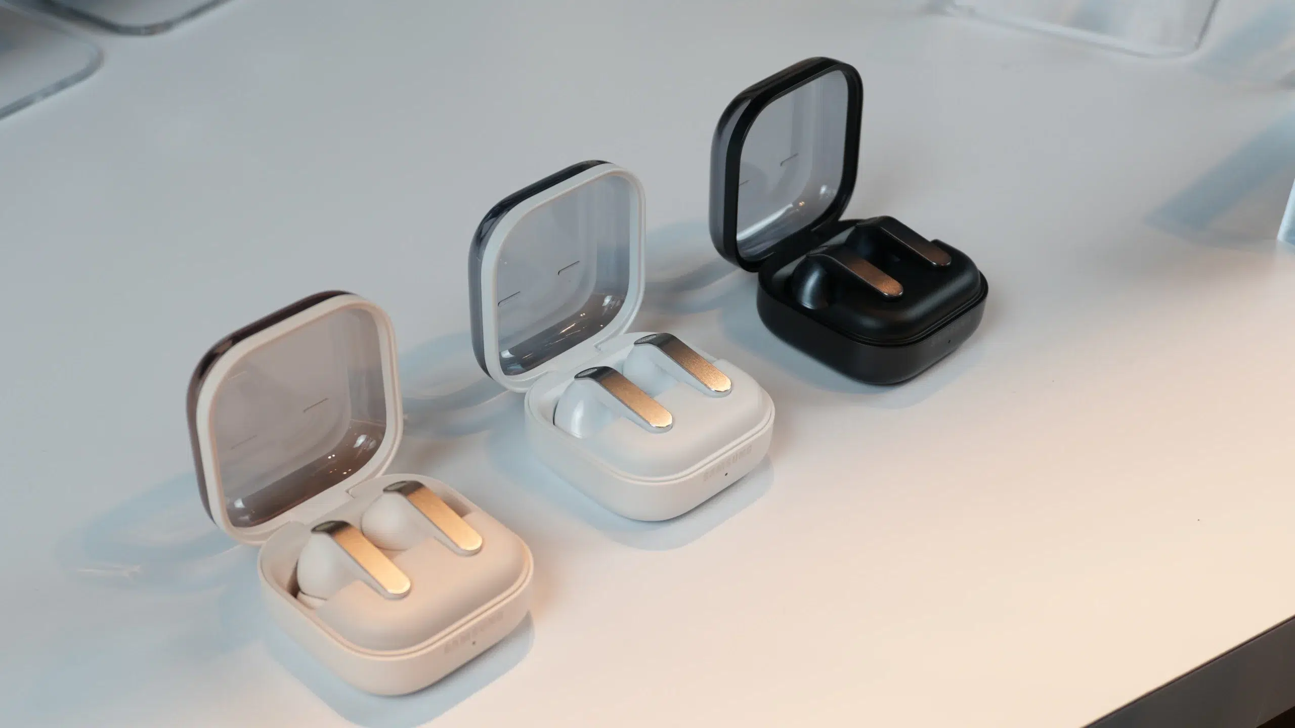 Cập nhật bảng giá Galaxy Buds mới nhất tại TheTekCoffee. Chuyên Galaxy Buds4, Galaxy Buds4 Pro, Galaxy Buds FE chính hãng Samsung Việt Nam, New Seal và Like New 99%, bảo hành rõ ràng, giá tốt.