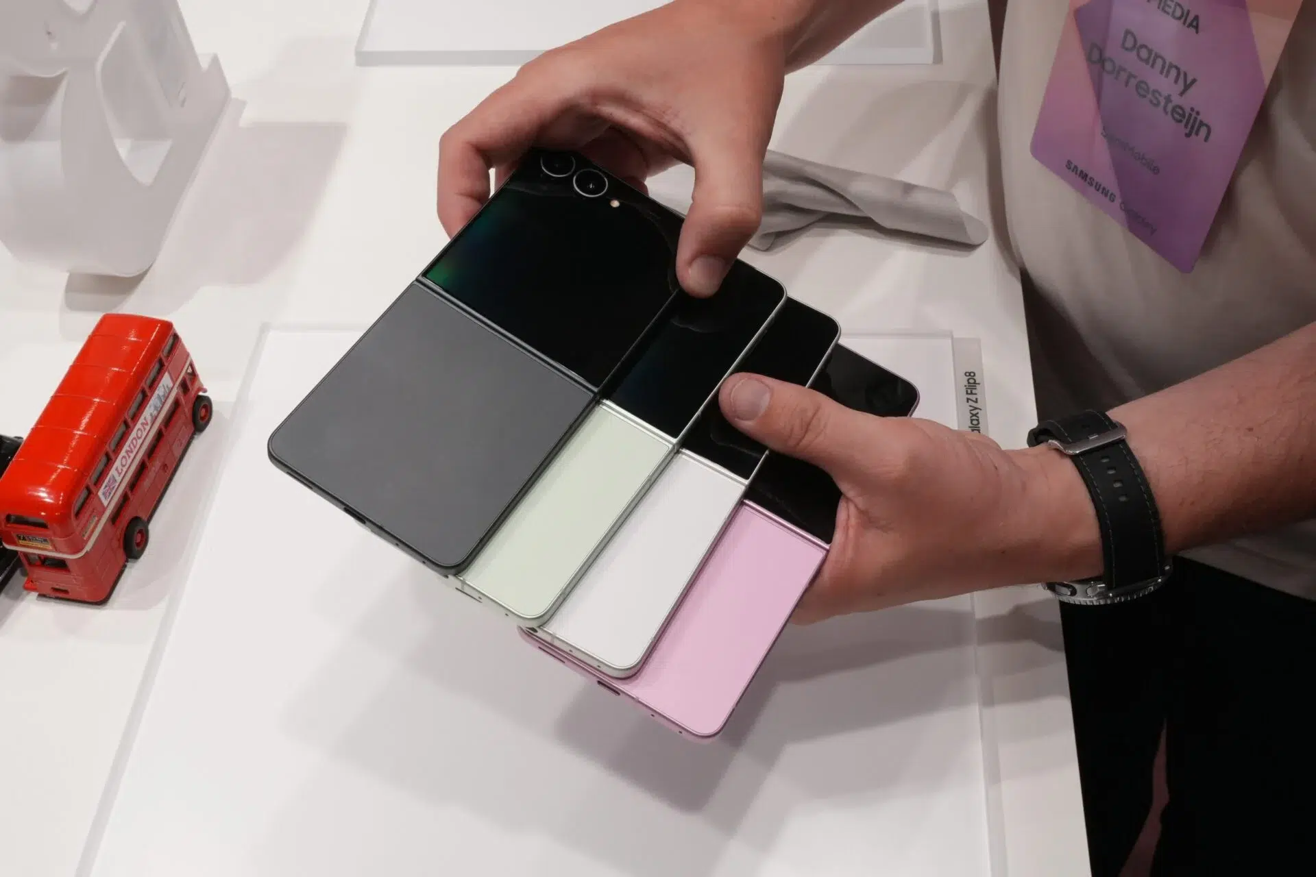 Galaxy Z Flip8 có 4 màu gồm Đen Graphite, Trắng Cream, Hồng Rosé và Xanh Mint. Xem hình ảnh, so sánh từng màu và tư vấn chọn màu đẹp nhất tại TheTekCoffee.