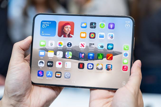 Apple ra mắt iPhone Duo 2026, iPhone gập đầu tiên với màn hình trong 7,6 inch, chip A20 Pro, camera 48MP, iOS 27 và eSIM kép.