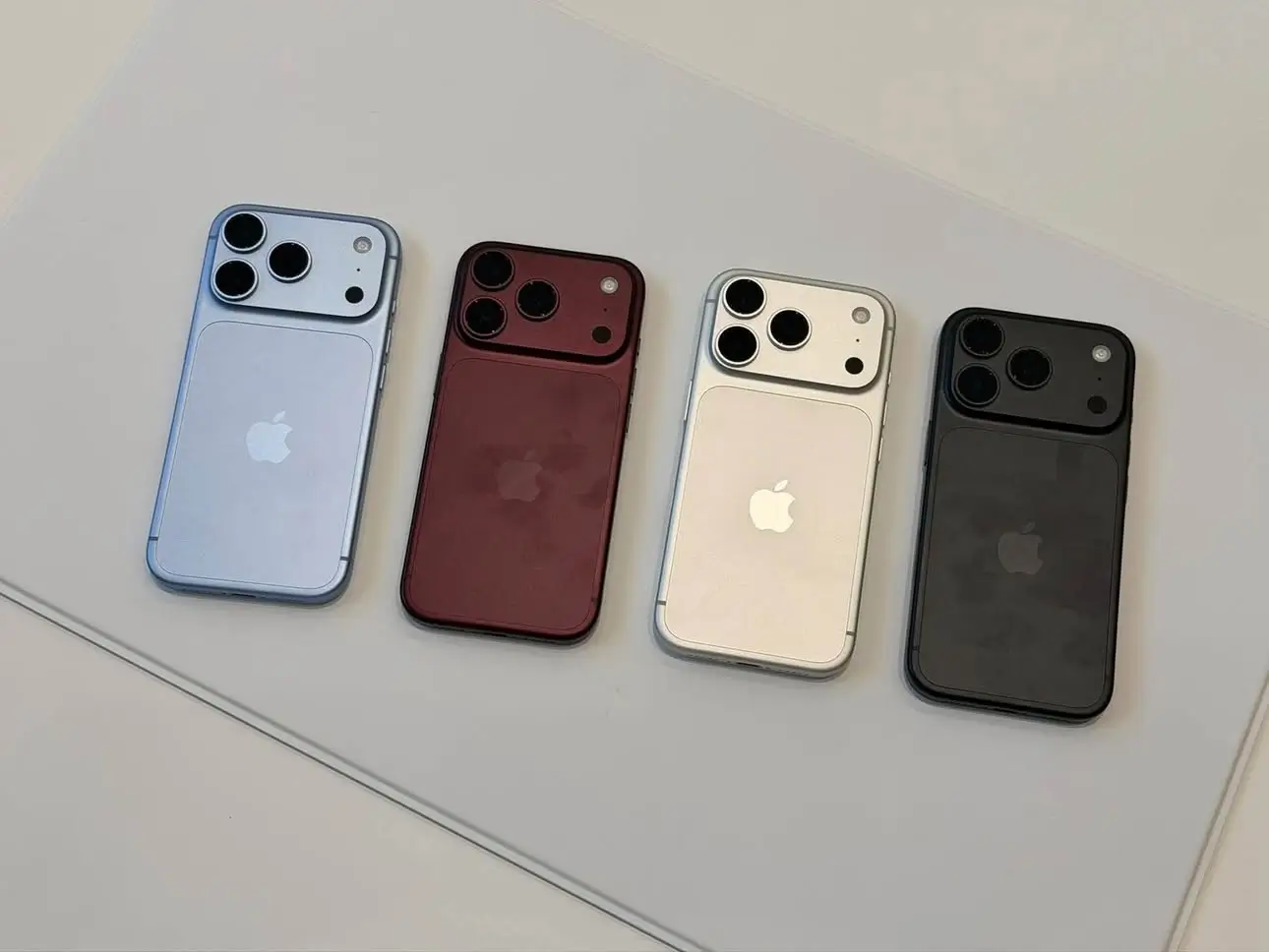 iPhone 18 Pro Max có 4 màu: Đen, Bạc, Băng Thanh và Đỏ Burgundy. Xem đặc điểm từng màu và lựa chọn màu phù hợp tại TheTekCoffee.