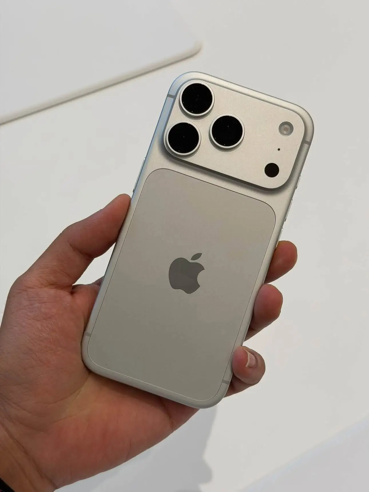 iPhone 18 Pro Max màu Bạc