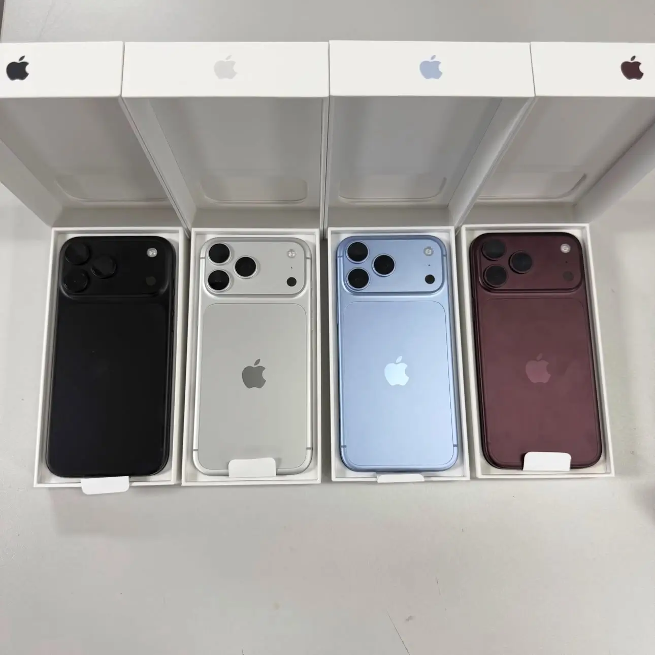 Mở hộp iPhone 18 Pro Max tại TheTekCoffee, trải nghiệm thực tế 4 màu Đen, Bạc, Băng Thanh và Đỏ Burgundy. Xem video và chọn màu phù hợp.