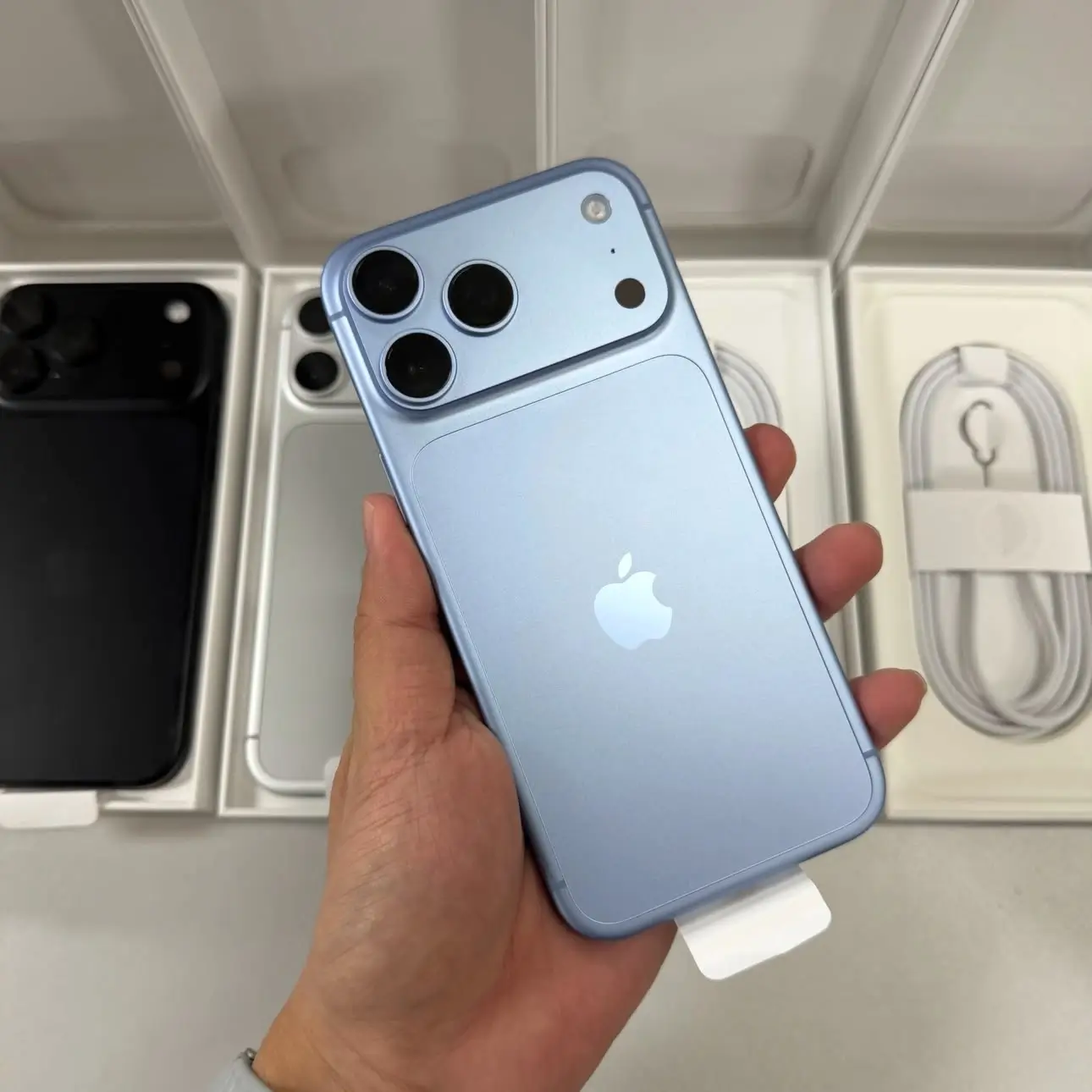 Mở hộp iPhone 18 Pro Max tại TheTekCoffee, trải nghiệm thực tế màu Băng Thanh