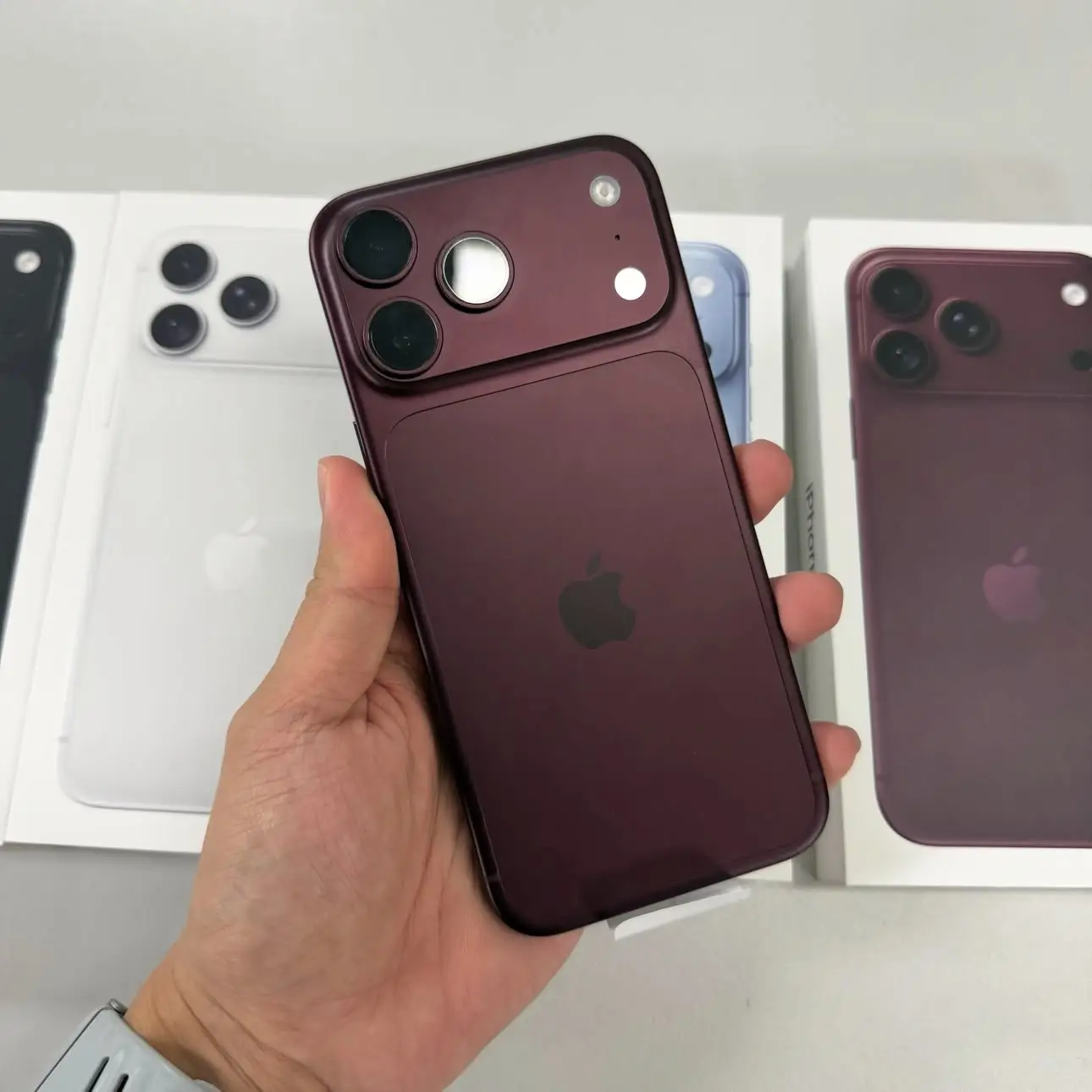 Mở hộp iPhone 18 Pro Max tại TheTekCoffee, trải nghiệm thực tế màu Đỏ Burgundy
