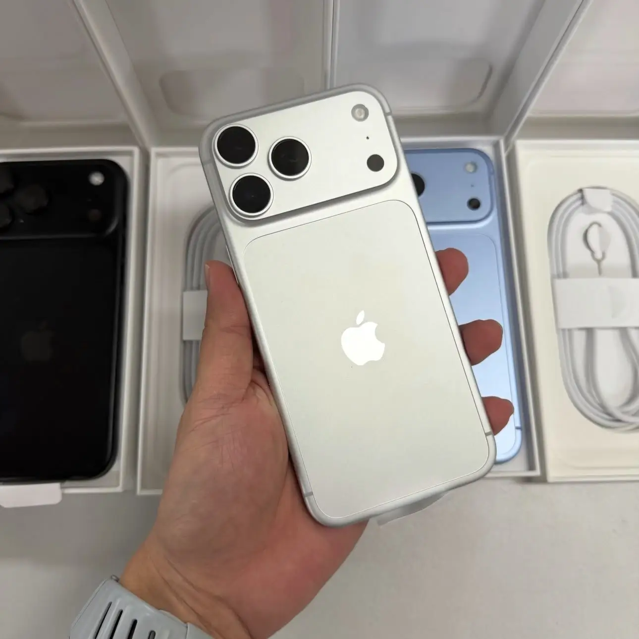 Mở hộp iPhone 18 Pro Max tại TheTekCoffee, trải nghiệm thực tế màu Bạc